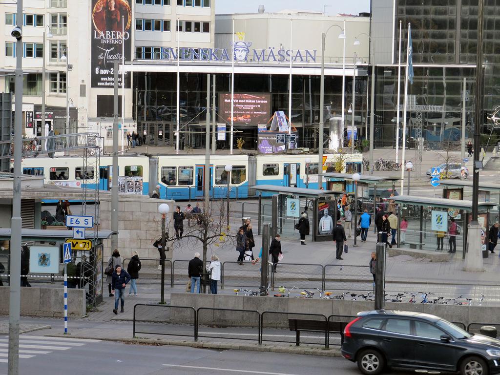 I närområdet finns flera landmärken och identitetsskapande målpunkter som påverkar bilden av Korsvägen. Liseberg, Svenska Mässan och Universeum är exempel på den här typen av målpunkter.