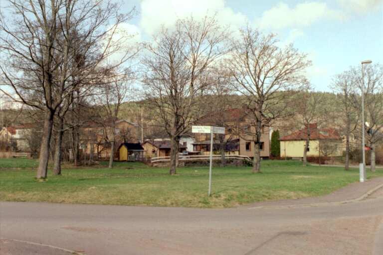 Solhöjden 1969 Solhöjden, som är en tvärgata från Solbacksgatan, ligger genom sitt höga läge i bergsluttningen mycket lämpligt till för alla solstrålar. Solhöjden är parallellgata med Långbacken.