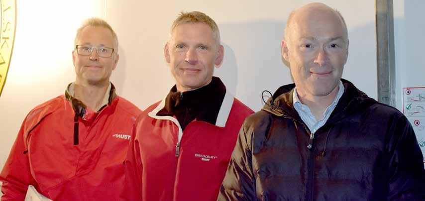 14 ANNONSBILAGA FRÅN STENUNGSUNDS SEGELSÄLLSKAP ANNONS Foto: Joakim Kling Den vinnande besättningen med Johan Davidsson, Håkan Häggström och Christer Ek.