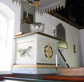 - Kyrkan uppvisar en nyklassicism med kvardröjande barock.
