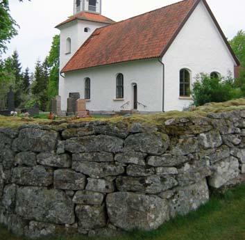 Exteriört följer kyrkan helt de nyklassicistiska idealen och har vitkalkade murytor som är spritputsade med släta hörn och omfattningar.