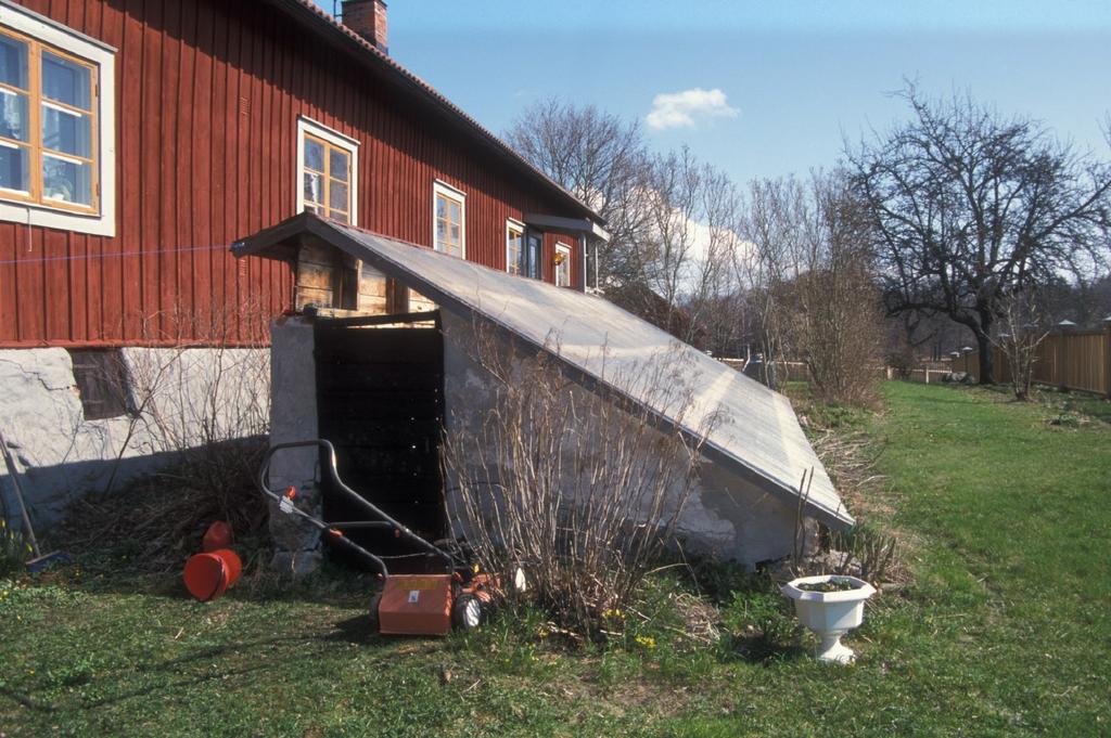 126 Hånö säteri, Nyköpings kommun till vänster: vinkasten sedd från väster. Värden Växthuset är trots en del ombyggnader välbevarat och har både en ovanlig form och placering.