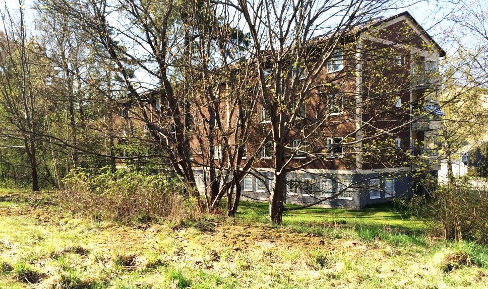 Sida 17 (49) Bebyggelse vid Vikstensvägen i planområdets södra del Angränsande bostadshus i söder med befintlig gc-port i fonden. Byggnaden är uppförd omkring 2006.
