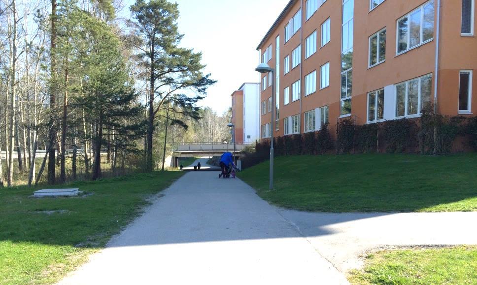 Stadsdelen består till största delen av en homogen bebyggelse med tre-fyravånings lamellhus. På Stadsmuseets klassificeringskarta är Kärrtorp utpekat som en kulturhistoriskt värdefull miljö.