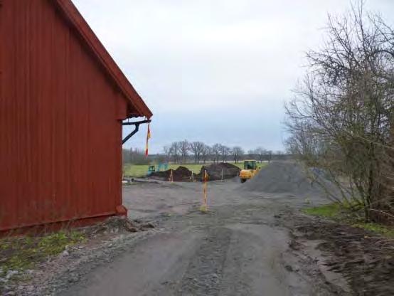 De vertikala stolparna i regelverkskonstruktionen är monterade på stenplintar i granit. Sadeltaket täcks med ett enkupigt tegel.