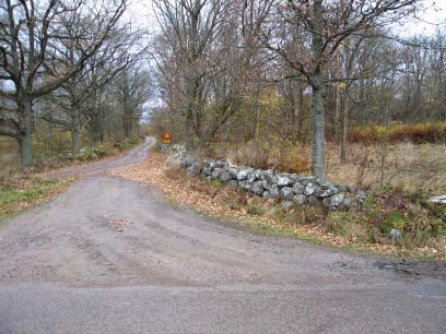 E22 har ett större antal korsningspunkter med mindre vägar i tvärgående riktning från kusten i söder till skogen i norr.