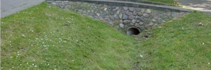 Dagvattnet infiltrerar ner i skåldiket och samlas upp i en brunn i lägsta änden av diket.