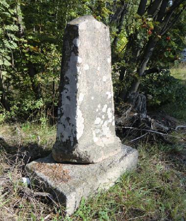 7 järnstolpar ersatte von Grooths stenstolpar, trots att dessa var i gott skick. Järnstolparna var 88 cm höga och stod på ett stenfundament. Ingjutet var krona, milavstånd, R:v.