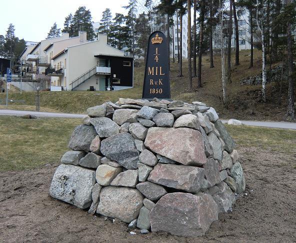 I förekommande fall anges nedan inom parentes Riksantikvarieämbetets objektnummer för fornlämningar, RAÄ. Stäket (RAÄ Kungsängen 2:1).