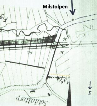 1915. Stolpen är försvunnen. Höglunda. (RAÄ Låssa 68:1). Typ: Helmilstolpe.