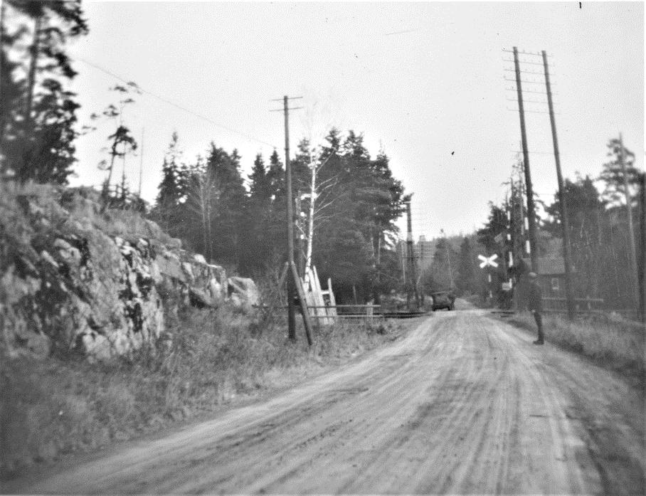 Järnvägskorsningen strax öster om Kungsängens station. Järnvägen byggdes 1876.