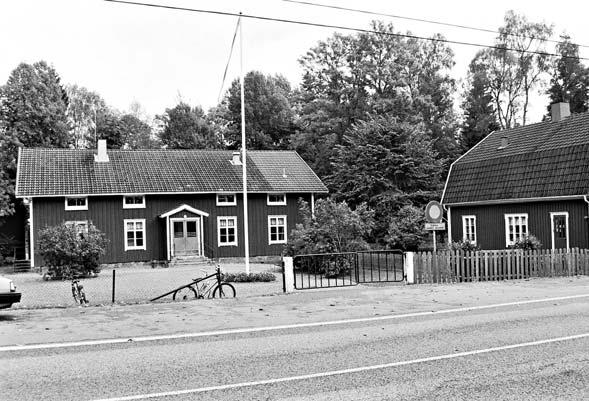 Prästgården ligger inte i anslutning till kyrkan, utan i den norra delen av Törnestorp (Törnestorp 4:14). Till ett sockencentrums offentliga funktioner hörde skolan.