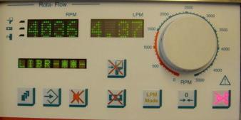 Detta larm ställs in av perfusionist 0,5-1 liter lägre än uppmätt flöde. Följande mätvärden presenteras: Varvtalet (RPM=revolutions per minut) justeras med hjälp av ratten på kontrollenheten.