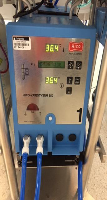 Värmareväxlarens slangar kopplas till oxygenatorn. Vattnet från värmeväxlaren pumpas genom speciella vattenfibrer i oxygenatorn och värmer eller kyler blodet beroende på patientens behov.