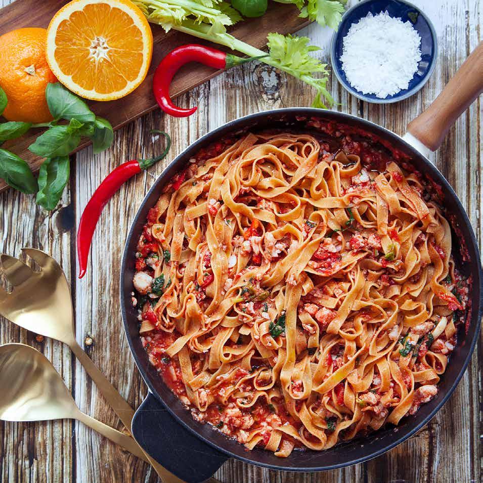 TAGLIATELLE AL OUVO med torsk i tomatsås Ca 20 min Tagliatelle 2 msk olivolja* 2 vitlöksklyftor 400 gram tomatsås tsk salt* 00 gram torskfilé förp tagliatelle ½ färsk basilika ½ färsk persilja ½ tsk