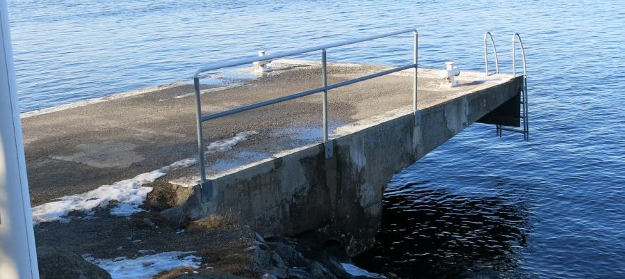 5 (8) Foto 4, partiella reparationer. Om bryggan skall trafikeras med skärgårdsbåtar finns vissa krav som skall uppfyllas.