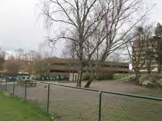 Anders Hanssons ligger i nära anslutning till Dahllövs park och är omgivande bebyggelse består dels av lamellhus, dels av slutna kvarter.