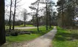 Bottenvåningen på flerbostadshuset innehåller dock parkering, vilken kan vara bra att skärma av från parken.