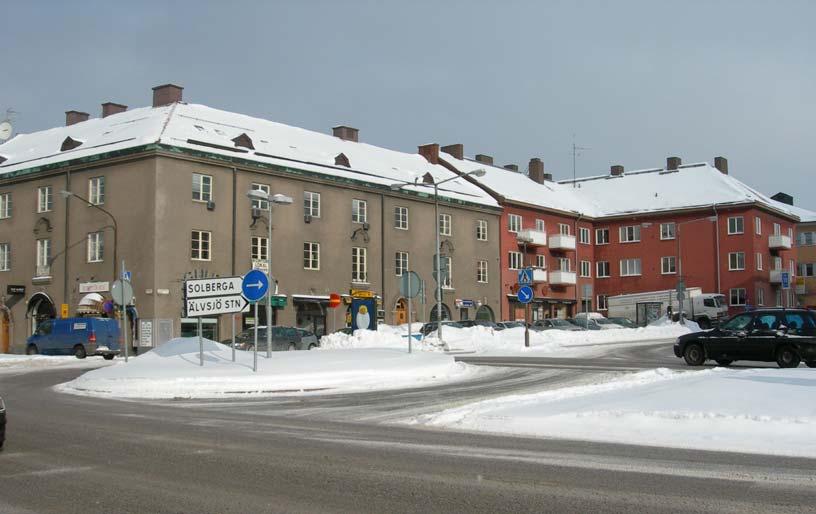 3 (8) Dp 2006-01320-54 Trafikmiljön i korsningspunkten Johan Skyttes väg/ Älvsjövägen är bristfällig i flera avseenden.