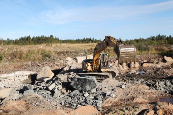 23 Figur 5-2. Provbrytning i Länttä (Keliber Oy). 5.2 Förekomster Det är känt att grovkorniga gångbergarter av granit, alltså pegmatiter, innehållande litiumsilikaterna spodumen och/eller petalit förekommer på åtta områden i Finland.
