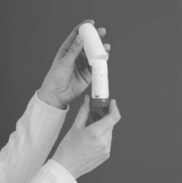 Att förbereda din nya Symbicort mite Turbuhaler inhalator Innan du använder din nya Symbicort mite Turbuhaler inhalator för första gången, behöver du förbereda den för användning så här: Skruva av