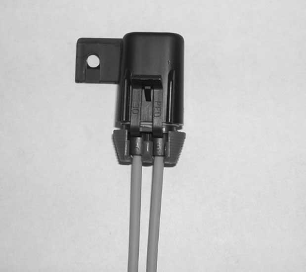 Avsnitt 2 - Beknt dig med motorpketet mc74907-1 3. En 15 A säkring sitter på motorns bkre del. Denn säkring skyddr kretsrn för tillbehör.