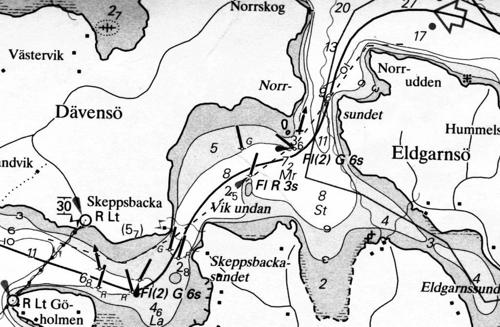 Den västra fick Lat 59 25,328 och Long 17 27,850. Se sjökortet! Med ekolodet på gled Eriana försiktigt genom sundet. Det var inga problem, minsta djup var 4,8 m och bottnen var plan hela sträckan.