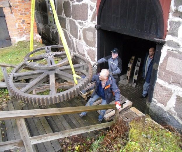 Det stora kugghjulet vågade vi inte rulla ner för trappan. Det väger säkert 500 kg. Det är trångt och brant.