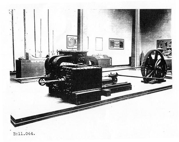 Blåsmaskinen på utställning i Göteborg 1923. Maskinen utlånad eller möjligen skänkt av Orrefors Bruk.