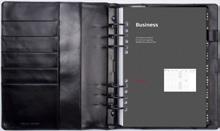 Bordskalendrar/Systemkalendrar Inbunden Veckokalender En vecka per uppslag, timindelad 8-17. Kalendern kan användas som kombinerad fick- och bordskalender. Folietryck. 300x90 mm (uppslagen).