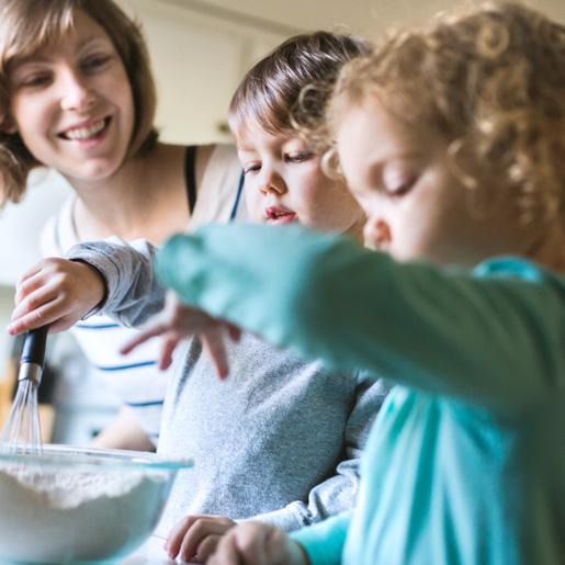 Låt eleverna vara med i köken Ett enkelt sätt att få eleverna engagerade och medvetna om vad som sker bakom kulisserna till deras lunchservering är att faktiskt släppa in dem i köket och låta dem