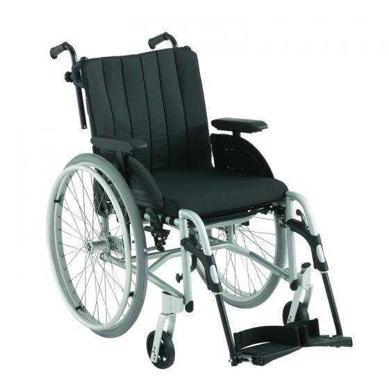 i och ur bil. Rullstolen används både inomhus och utomhus i olika miljöer och på varierande underlag. Brukarens behov avgör val av rullstol.
