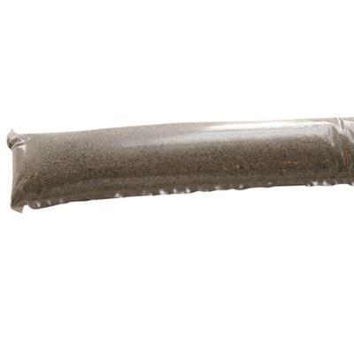 Skär sedan till en extra matta som är minst 20 cm större än det skadade området.