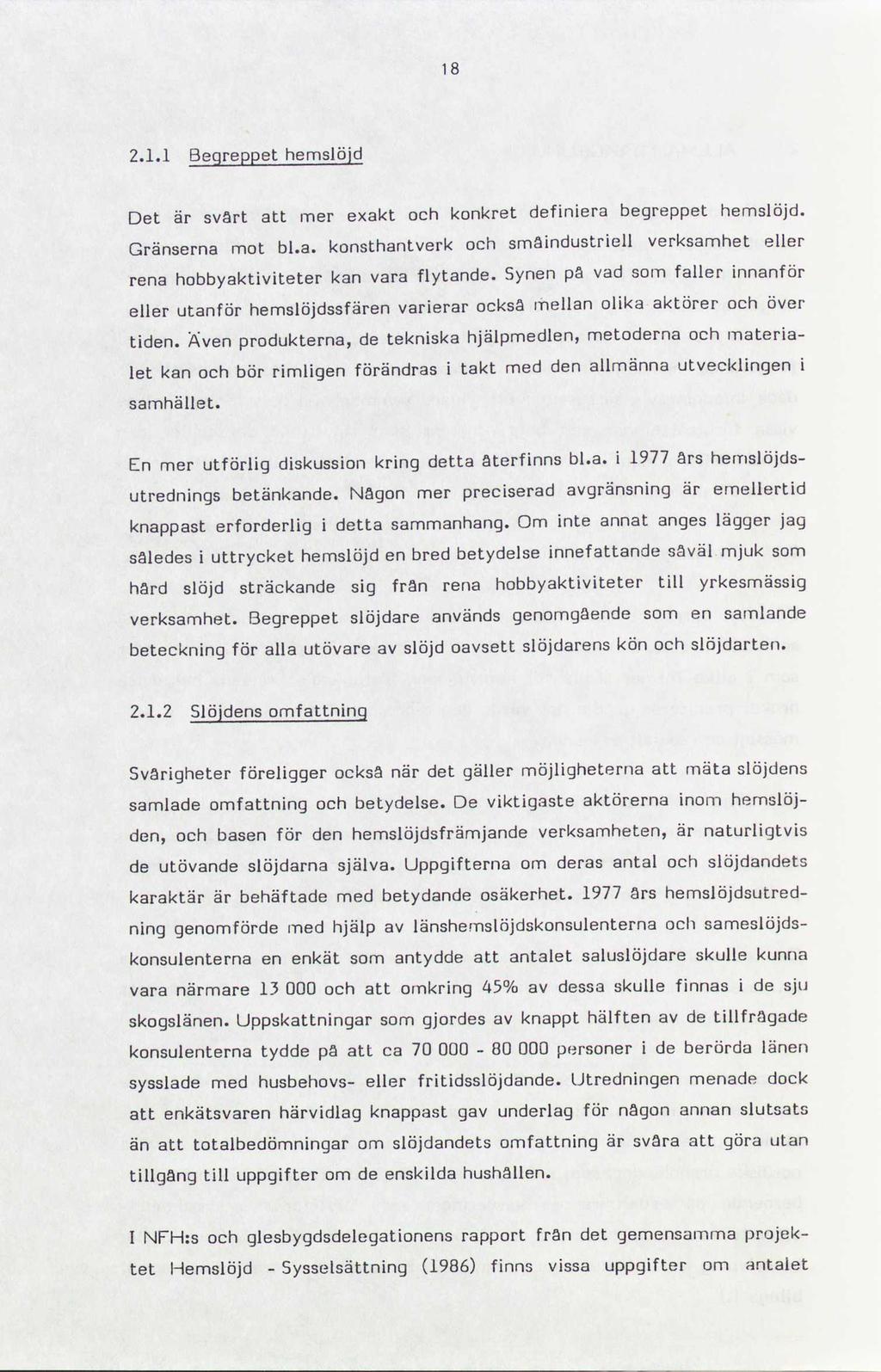 2.1.1 hemslöjd Begreppet Det är svårt att mer exakt och konkret definiera begreppet hemslöjd. Gränserna mot bl.a. konsthantverk och smâindustriell verksamhet eller hobbyaktiviteter kan vara flytande.