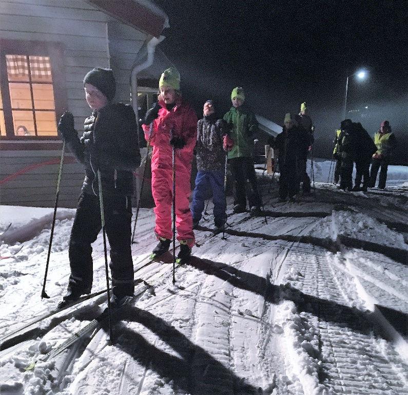 Efter detta smakade det med semlor som serverades i klubbstugan och alla barn fick fina medaljer för sina prestationer. Vi fortsätter aktiviteten så länge vi har fint skidföre.