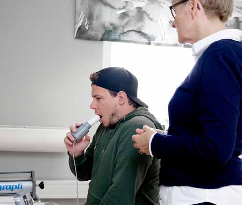 Är en Senior kille dating en förstaårselev flicka konstigt