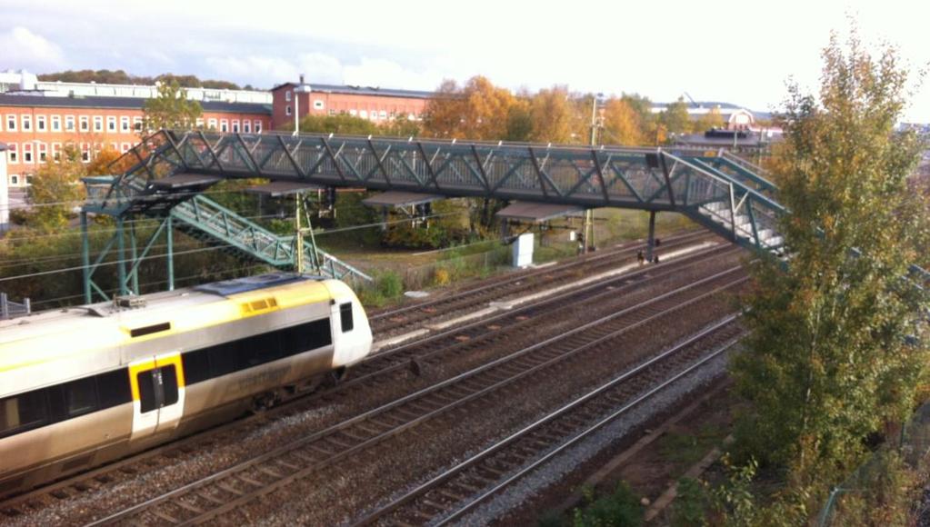 En del åker bil, spårvagn, buss, cyklar eller går genom området för att komma till Olskrokstorget, Gamlestadstorget och Redbergsplatsen. Vid Redbergsplatsen finns butiker och kaféer.