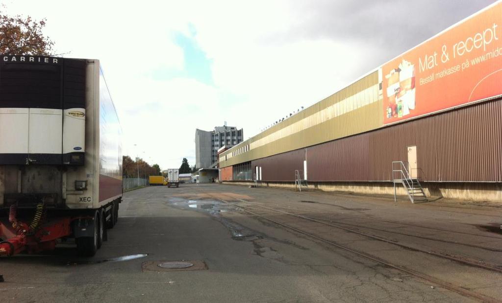 Figur 7. Fruktgatan i partihandelsområdet med akutboendet Tillfället i bakgrunden. Hälsa och säkerhet Inne på bangårdsområdet finns en del tekniska anläggningar som kan vara farliga.