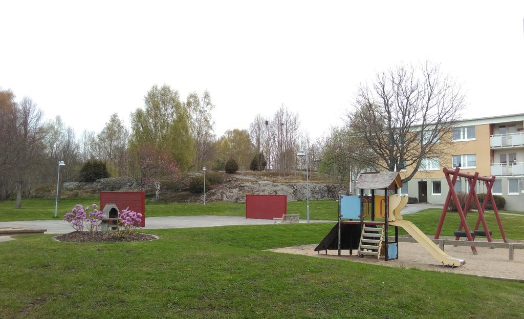 Mötesplatser och samvaro I området finns stora grönområden och bergshällar, ytor som kan användas för utevistelse och för att umgås. Vid bergsfoten finns soliga lägen för utevistelse.