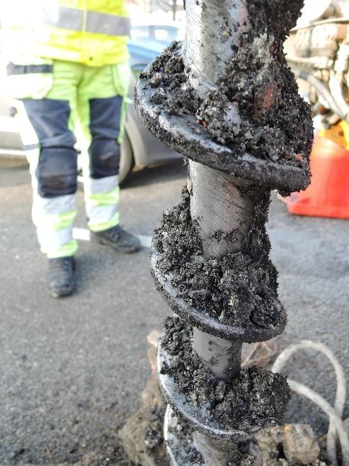 Asfaltsspray användes för att i fält få en indikation på innehåll av tjära (PAH) i asfalten. Ingen tjärasfalt påträffades inom den asfalterade ytan.