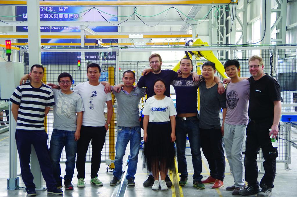 Del av Heli New Energys kinesiska personal tillsammans med Daniel Agrell och Christer Pekkala på plats i Sichuan för installation av produktionslinan.