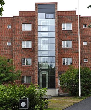 monterats en genomgående hiss i ett