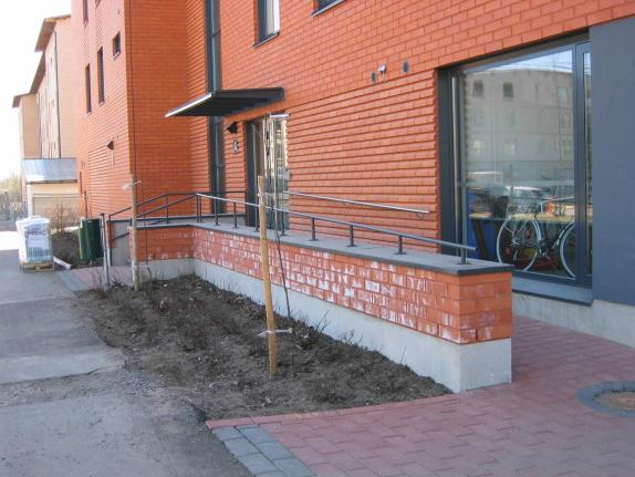 2 den passage som leder till lekplatser och vistelseområden bilplatser: en del av byggnadens bilplatser måste vara anpassade för personer som använder rullstol krav på hiss; kravet gäller de höghus