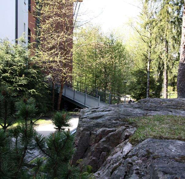 Vid höghusets gatusida finns en tillräckligt svagt sluttande ramp. 1.