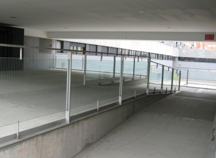 3 Bostadsterrasser och balkonger: när det till enskilda bostäder i bostadshöghus som kräver hiss hör både en balkong och en tak- eller bostadsterrass, ska någondera av dessa ha en tillgänglig passage.