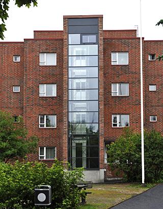 9 Gällande befogenheter måste man beakta den högsta förvaltningsdomstolens linjedragningar, enligt vilka en hiss som monteras i efterhand i ett skyddat värdefullt trapphus, som