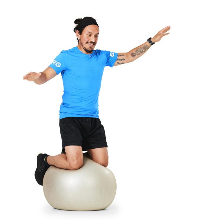 Bollträning 3 Knästående balans Sätt dig med underbenen på bollen. Sträck ut i höftleden, sträva efter att komma upp i en 90-gradersvinkel. Kämpa för att behålla balansen.