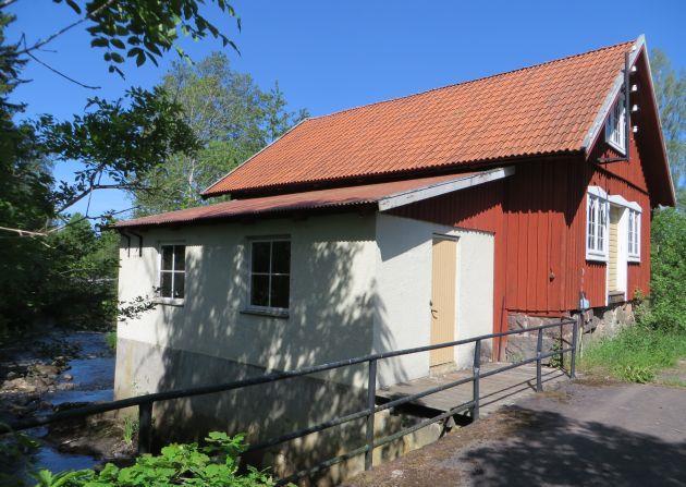 ännu en gammal turbin och generator.