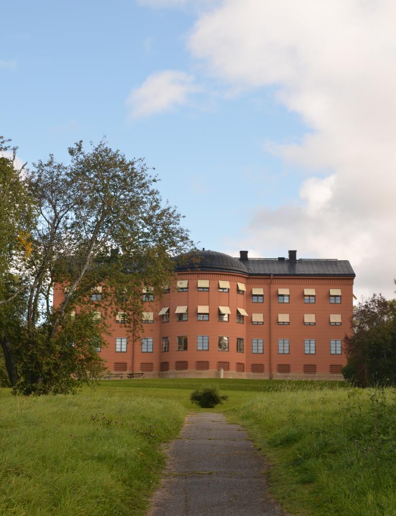 Arkitekturen är präglad av 1920-talets återhållsamma klassicism med raka linjer och symmetrisk uppbyggnad. Fasaden är putsad i en sandbrun kulör och över fasaden löper tvärgående spår/fördjupningar.
