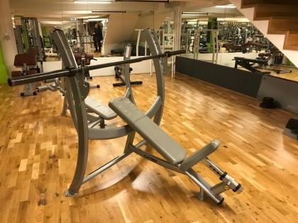 00 kr momsfritt Snedbänkpress - Incline benchpress i nyskick